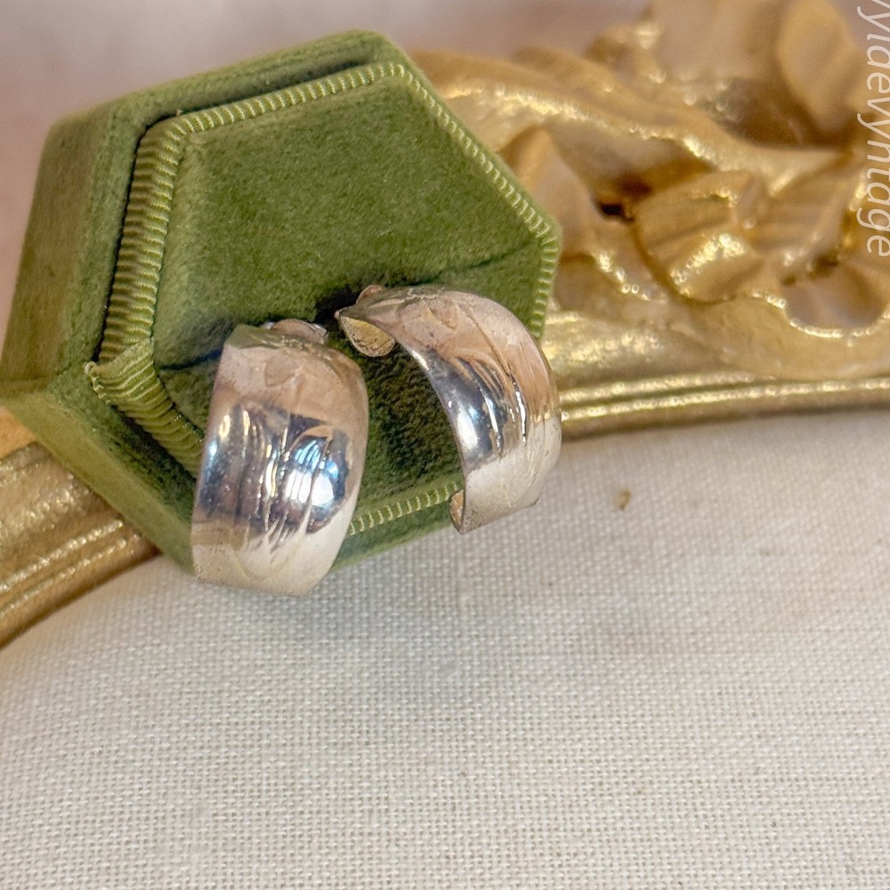 Silver Floral Embossed Earrings‎ - Picture 2 of 4